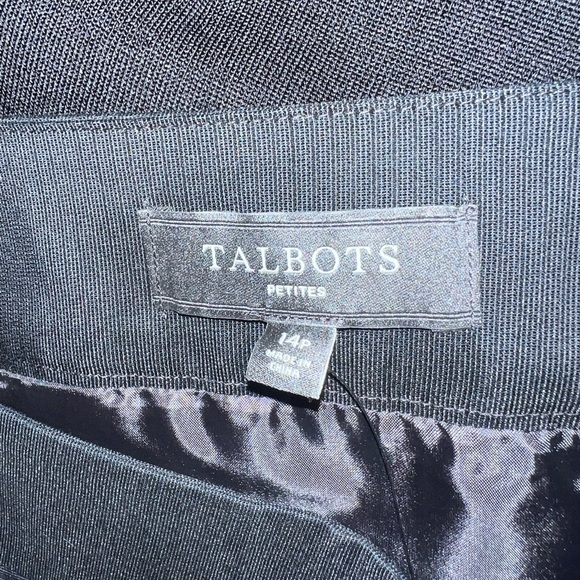 Elegant Black Skirt with Floral Embellishments - Picture 9 of 11